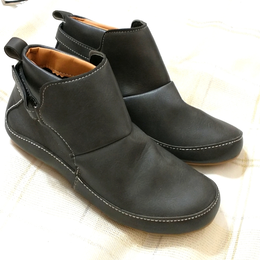 Ladies moccasins size 7 adjustable at ankle NEW